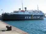 Trasporto marittimo: Ischia-Napoli, passeggeri seduti per terra
