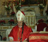Il monito del vescovo di Pozzuoli ai preti «Niente soldi per i riti in chiesa»