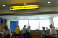 Aeroporto: cattiva accoglienza per i turisti, a piedi per 500 m rischiando scippi e rapine