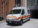 Napoli, gli operatori del 118 denunciano: «Sputi e minacce a medici e infermieri»