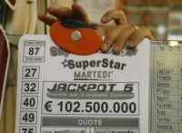 Superenalotto: il jackpot sale a 102,5 milioni di euro, ressa nelle ricevitorie