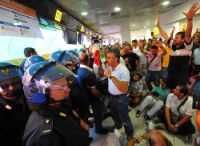 Lavoratori Atitech bloccano i check-in, ritardi per i voli, disagi per i passeggeri