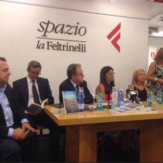 Luci, emozioni, performance. E su tutto, il cuore grande di una città. Presentato alla Feltrinelli il libro di Angelo Pisani sulla ‘sua’ Scampia.